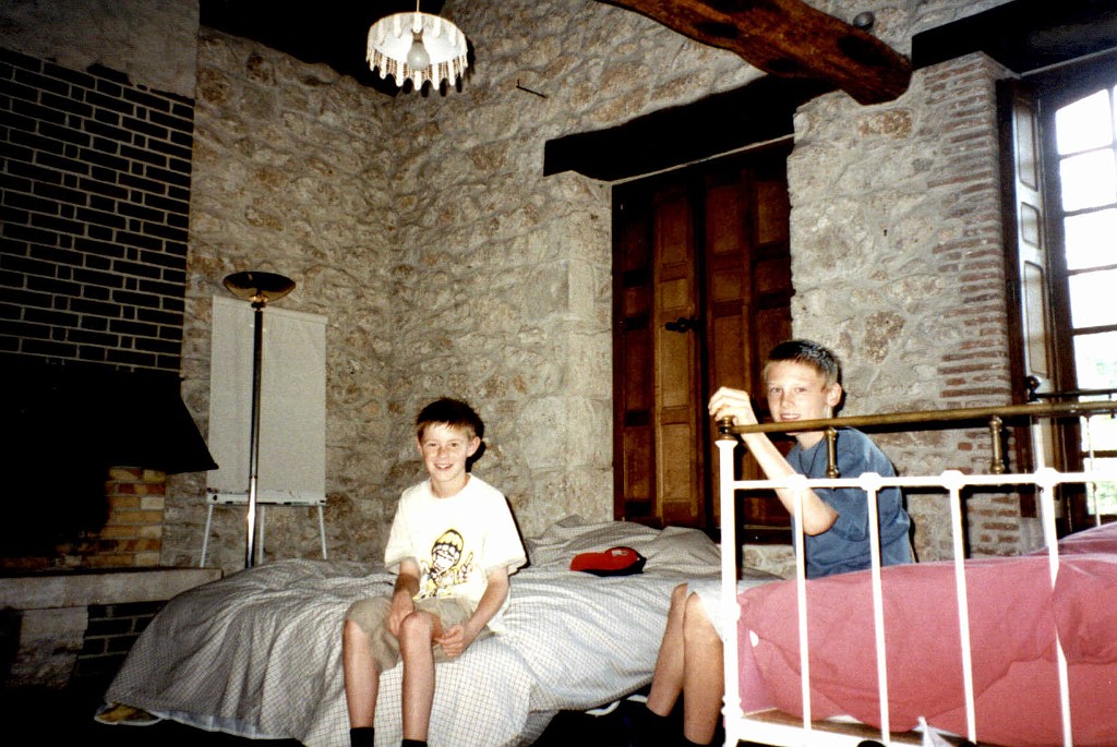 03g.jpg - Tolle Unterkunft.Janis und Lennart prfen schon mal die Qualitt der Betten.