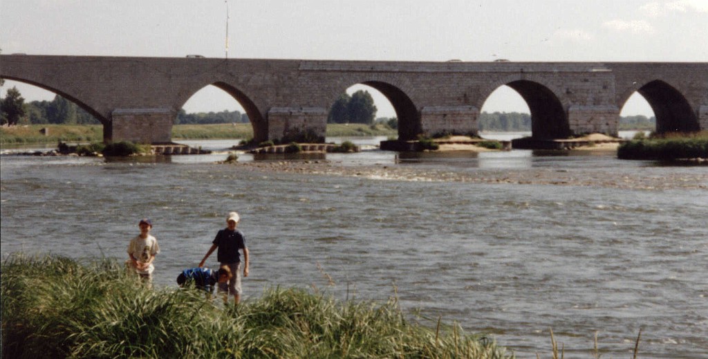 05g.jpg - Le Pont.Eines der Wahrzeichen von Beaugency: die alte Brcke ber die Loire.