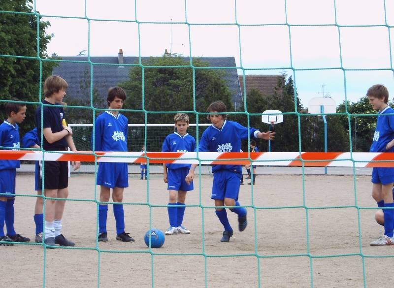IMG00080 Auf dem Ascheplatz konnten die Spieler zeigen, ob sie treffsicher sind. Fr bestimmte Bereiche des Tores gab es unterschiedliche Punkte. Bei der D1 war Andrej Mihajlenko am treffsichersten.