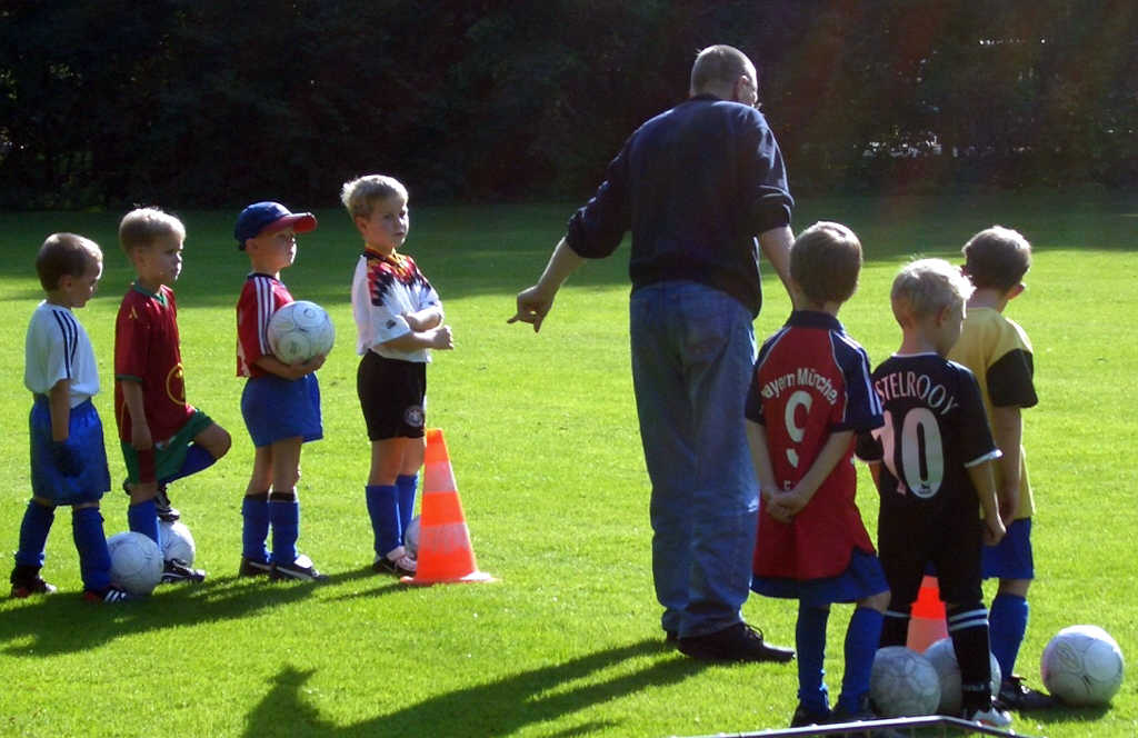 Bilder vom Training der TuS Minis im September 2004