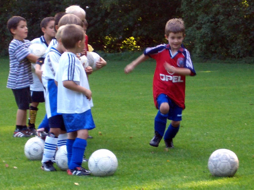 Bilder vom Training der TuS Minis im September 2004