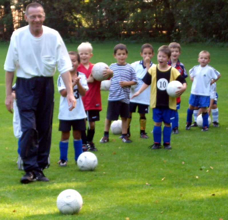 Bilder vom Training der TuS Minis im September 2004