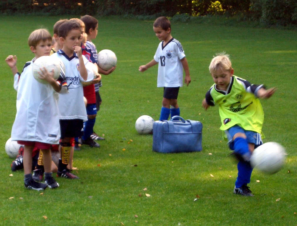 Bilder vom Training der TuS Minis im September 2004