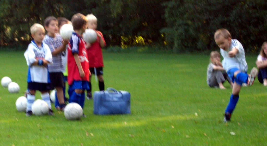 Bilder vom Training der TuS Minis im September 2004