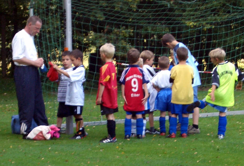 Bilder vom Training der TuS Minis im September 2004