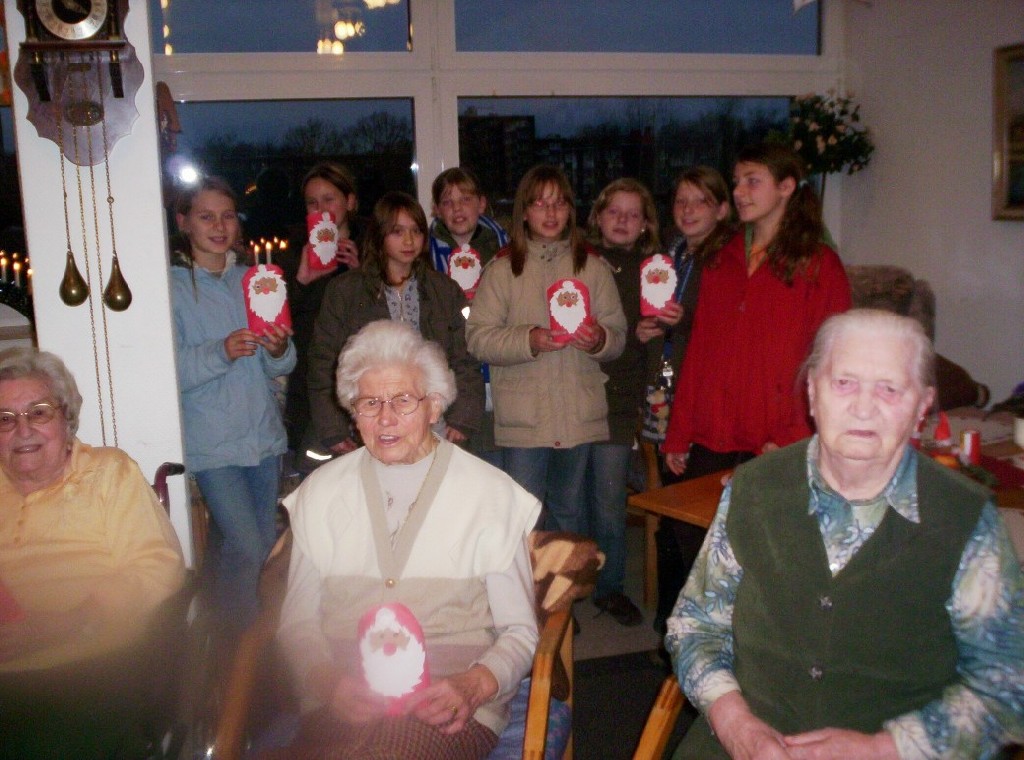 U13 Mädchen besuchen Seniorenheim