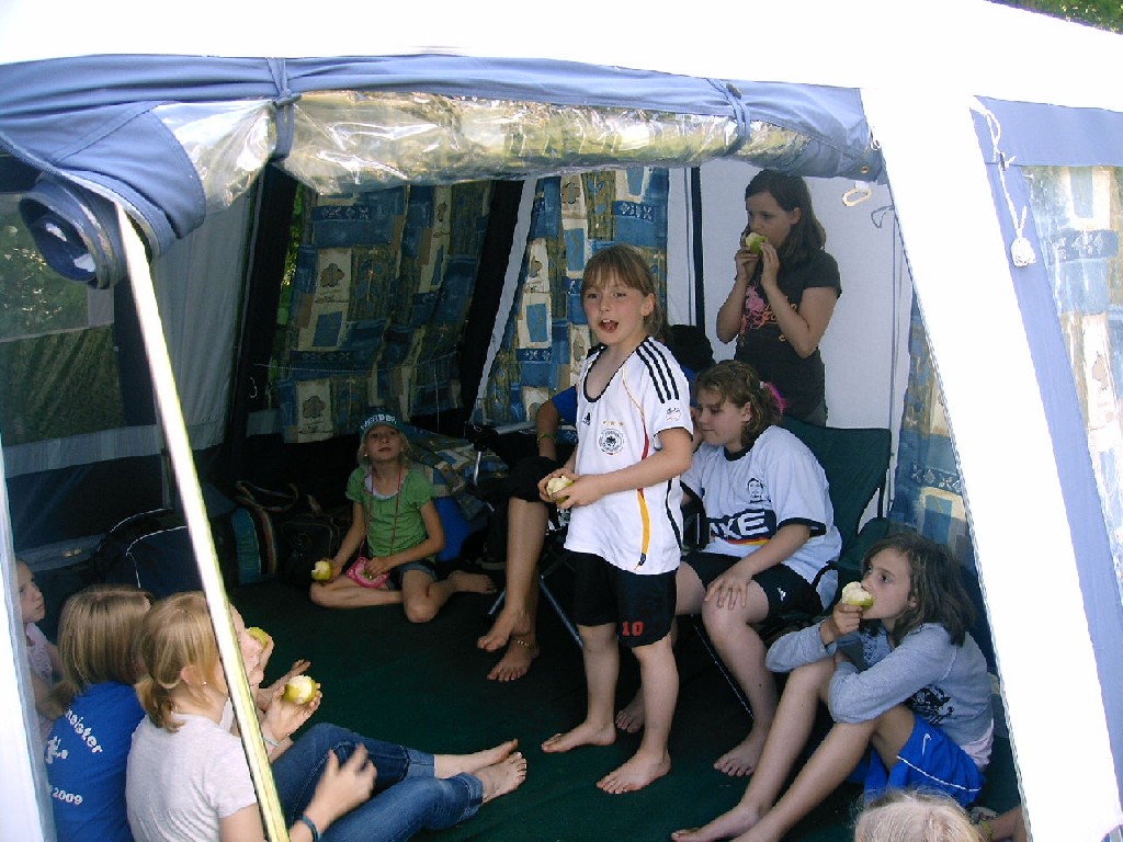 Mit 13 Mädchen nach Wessum zum Zelten