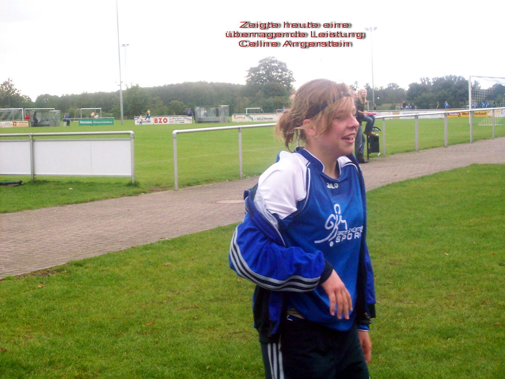 2:0-Erfolg der U15-Mädels - Matchwinnerin Celine Angerstein markiert den wichtigen 2. Treffer für den TuS