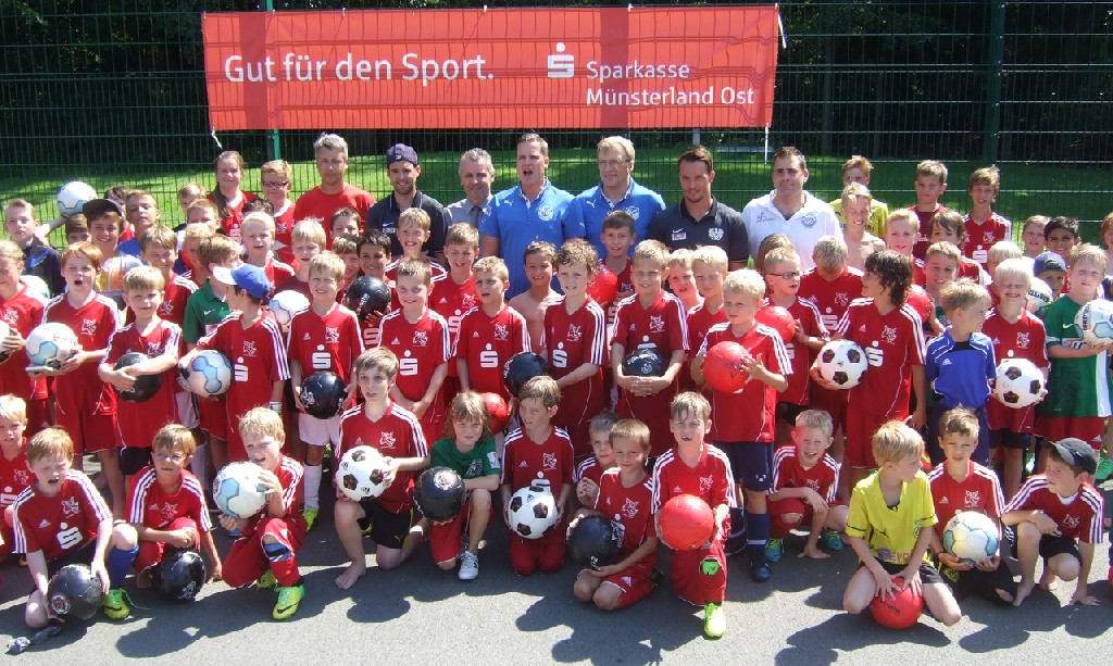 Preußen Spieler Amaury Bischoff und Benjamin Siegert zu Gast im Sparkassen-Fußballcamp