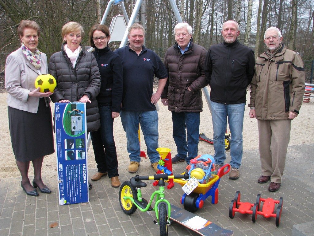 Boule-Gruppe des TuS Hiltrup übergibt Spielzeugspende für Kinder der Unterkunft Hiltrup-Ost