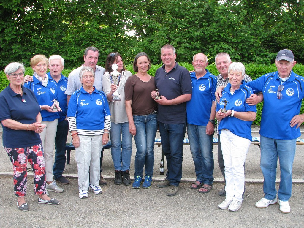 Die Boule-Gruppe "Carambolage" spielte zum 12. Mal den TuS-Wanderpokal aus